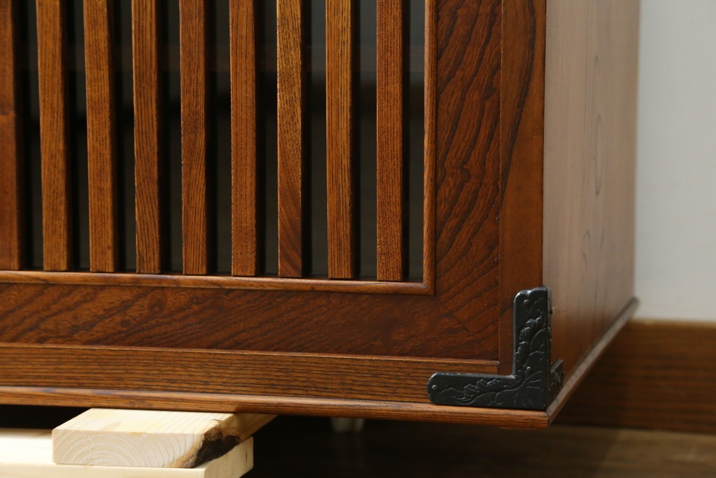 中古　岩谷堂箪笥　格子戸の意匠が目を引く水屋箪笥キャビネット　(R-085591)