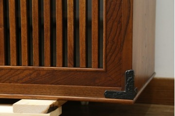 中古　岩谷堂箪笥　格子戸の意匠が目を引く水屋箪笥キャビネット　(R-085591)