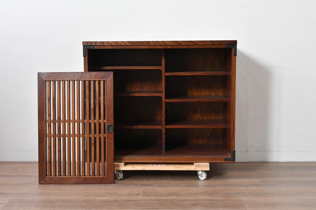 中古　岩谷堂箪笥　格子戸の意匠が目を引く水屋箪笥キャビネット　(R-085591)