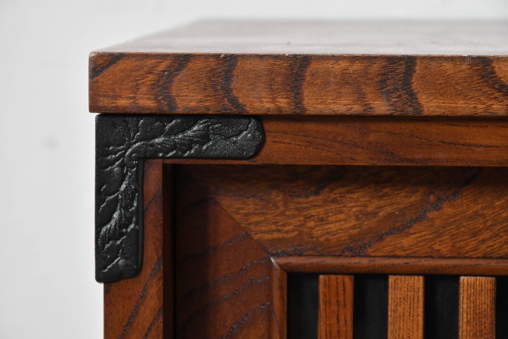 中古　岩谷堂箪笥　格子戸の意匠が目を引く水屋箪笥キャビネット　(R-085591)