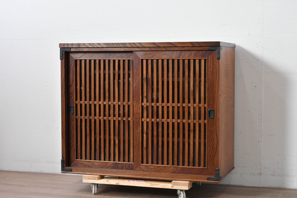 中古　岩谷堂箪笥　格子戸の意匠が目を引く水屋箪笥キャビネット　(R-085591)