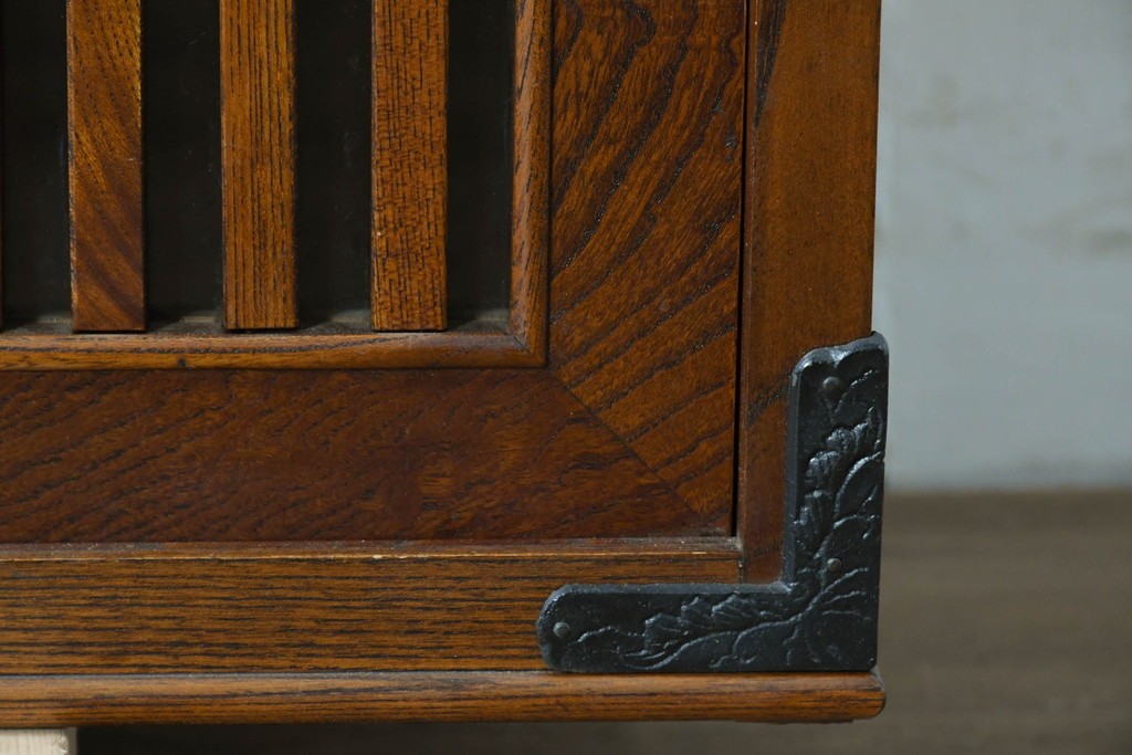 中古　岩谷堂箪笥　格子戸の意匠が目を引く水屋箪笥キャビネット　(R-085591)