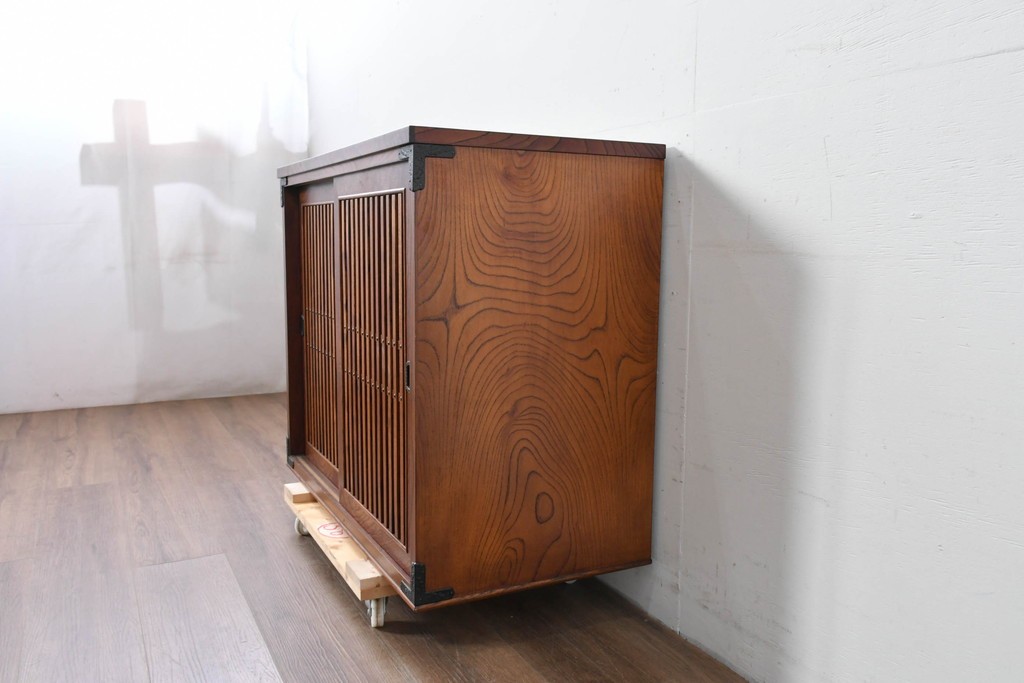 中古　岩谷堂箪笥　格子戸の意匠が目を引く水屋箪笥キャビネット　(R-085591)