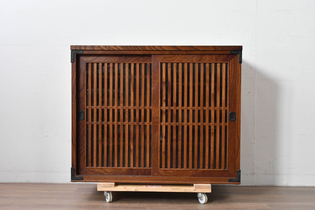 中古　岩谷堂箪笥　格子戸の意匠が目を引く水屋箪笥キャビネット　(R-085591)