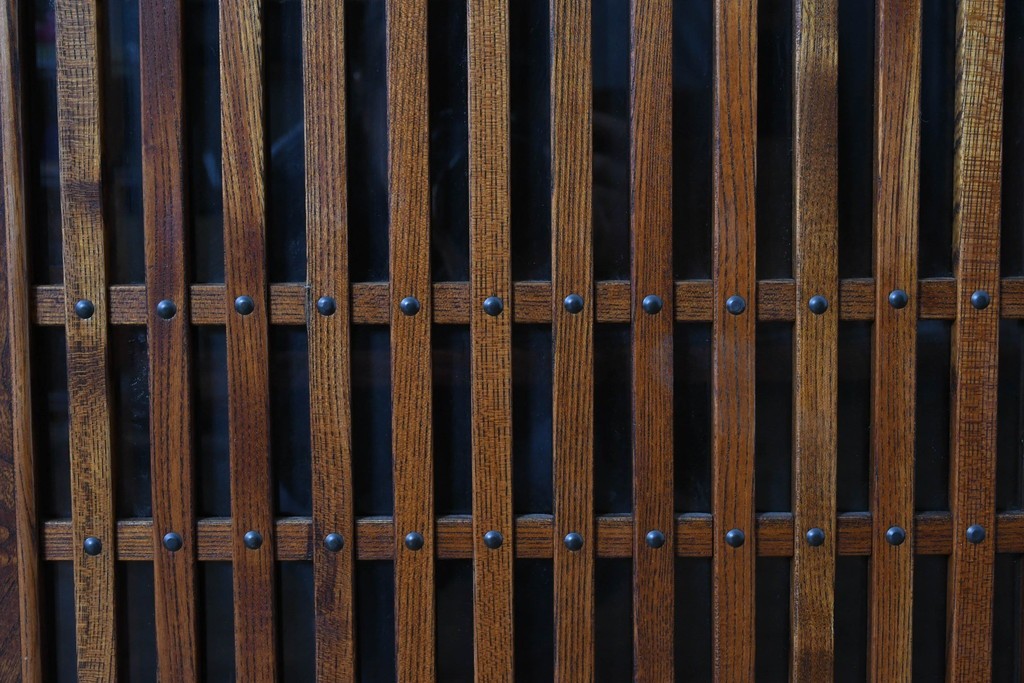 中古　岩谷堂箪笥　格子戸の意匠が目を引く水屋箪笥キャビネット　(R-085591)