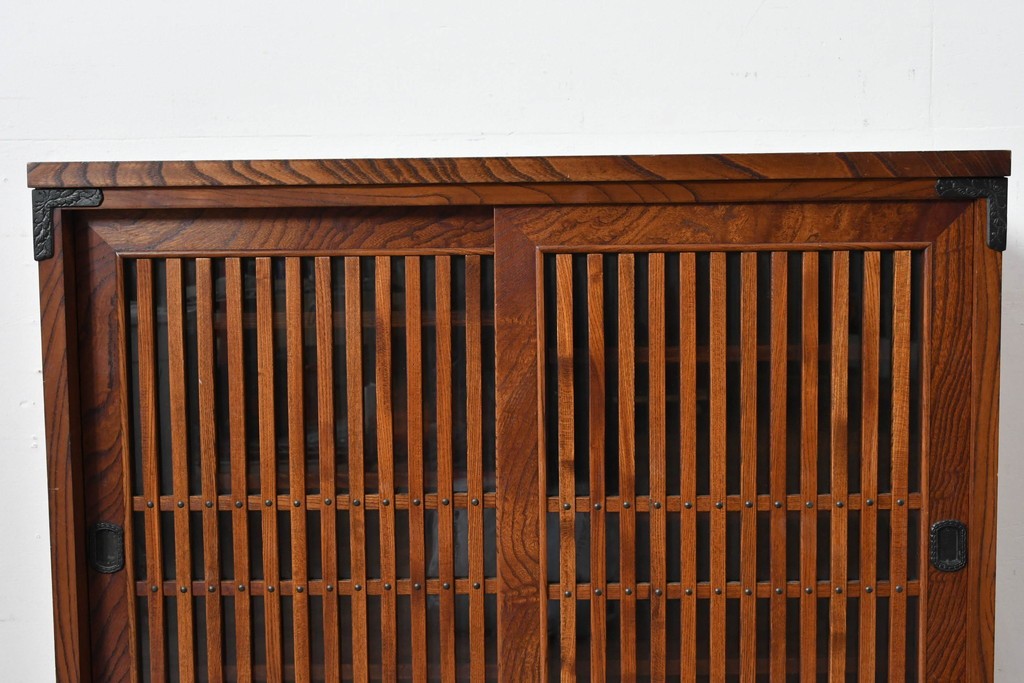 中古　岩谷堂箪笥　格子戸の意匠が目を引く水屋箪笥キャビネット　(R-085591)