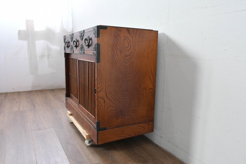 《天板取り付け加工費込み》　中古　岩谷堂箪笥　重厚な金具が目を引く水屋箪笥サイドボード　(R-085592)