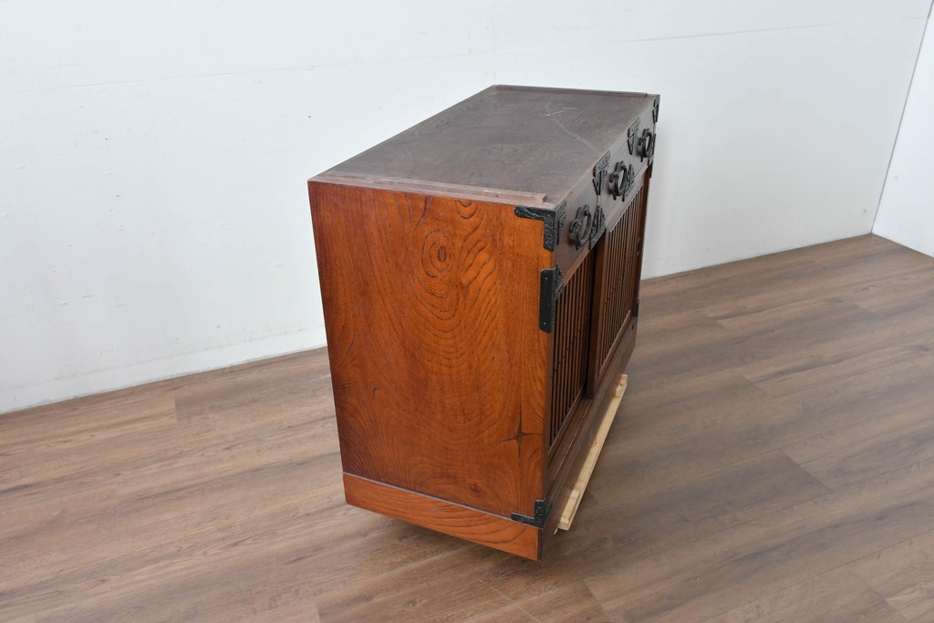 《天板取り付け加工費込み》　中古　岩谷堂箪笥　重厚な金具が目を引く水屋箪笥サイドボード　(R-085592)