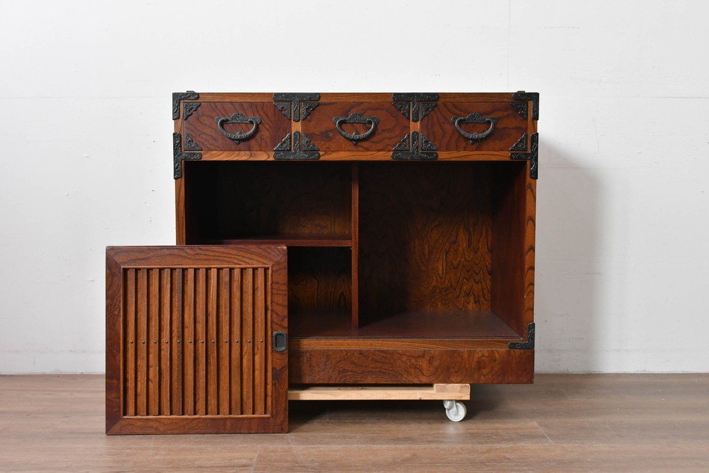 《天板取り付け加工費込み》　中古　岩谷堂箪笥　重厚な金具が目を引く水屋箪笥サイドボード　(R-085592)