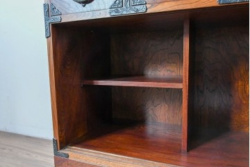 《天板取り付け加工費込み》　中古　岩谷堂箪笥　重厚な金具が目を引く水屋箪笥サイドボード　(R-085592)