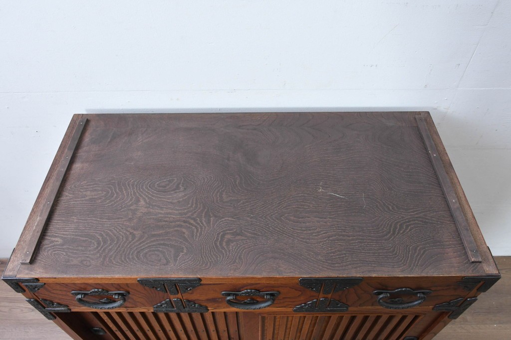 《天板取り付け加工費込み》　中古　岩谷堂箪笥　重厚な金具が目を引く水屋箪笥サイドボード　(R-085592)