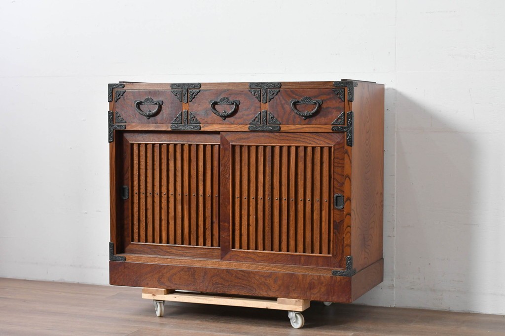 《天板取り付け加工費込み》　中古　岩谷堂箪笥　重厚な金具が目を引く水屋箪笥サイドボード　(R-085592)