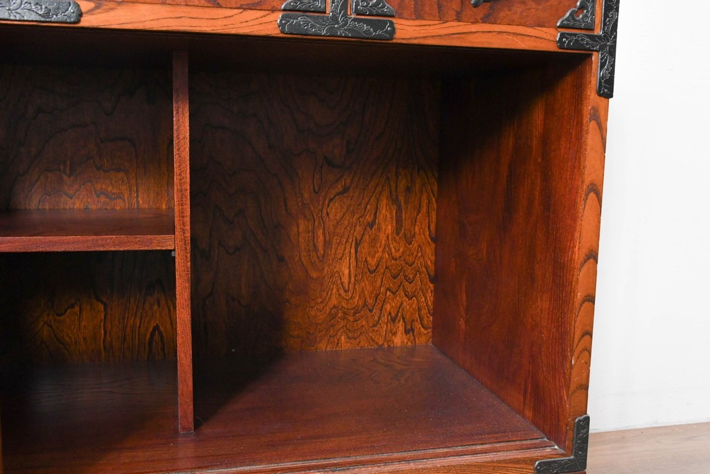 《天板取り付け加工費込み》　中古　岩谷堂箪笥　重厚な金具が目を引く水屋箪笥サイドボード　(R-085592)