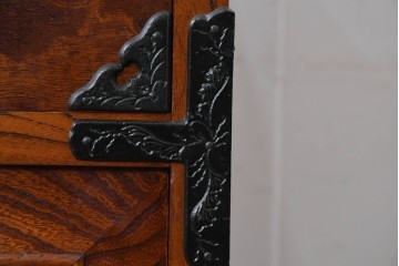 《天板取り付け加工費込み》　中古　岩谷堂箪笥　重厚な金具が目を引く水屋箪笥サイドボード　(R-085592)