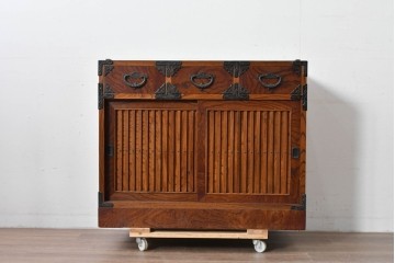 《天板取り付け加工費込み》　中古　岩谷堂箪笥　重厚な金具が目を引く水屋箪笥サイドボード　(R-085592)