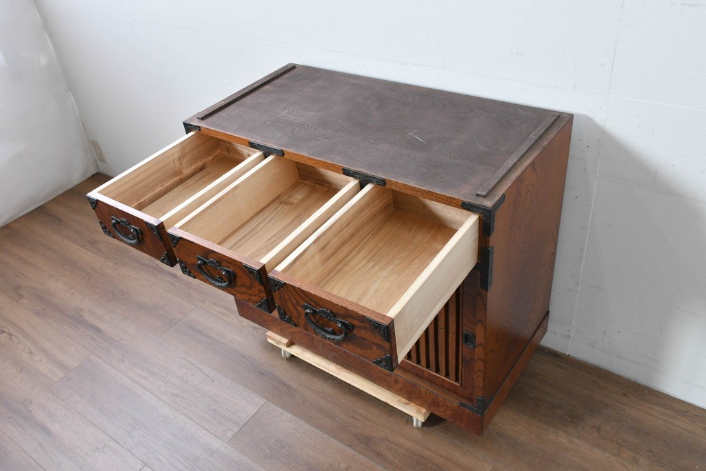 《天板取り付け加工費込み》　中古　岩谷堂箪笥　重厚な金具が目を引く水屋箪笥サイドボード　(R-085592)