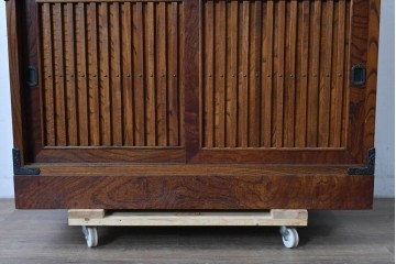 《天板取り付け加工費込み》　中古　岩谷堂箪笥　重厚な金具が目を引く水屋箪笥サイドボード　(R-085592)