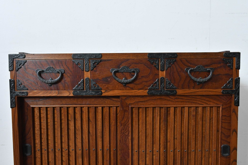 《天板取り付け加工費込み》　中古　岩谷堂箪笥　重厚な金具が目を引く水屋箪笥サイドボード　(R-085592)