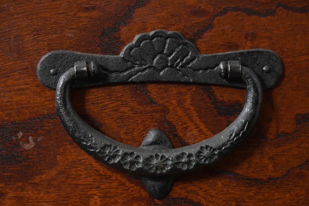 《天板取り付け加工費込み》　中古　岩谷堂箪笥　重厚な金具が目を引く水屋箪笥サイドボード　(R-085592)