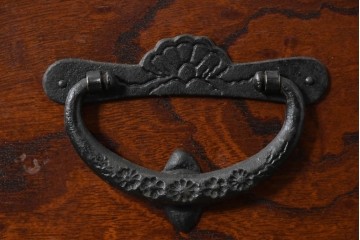 《天板取り付け加工費込み》　中古　岩谷堂箪笥　重厚な金具が目を引く水屋箪笥サイドボード　(R-085592)