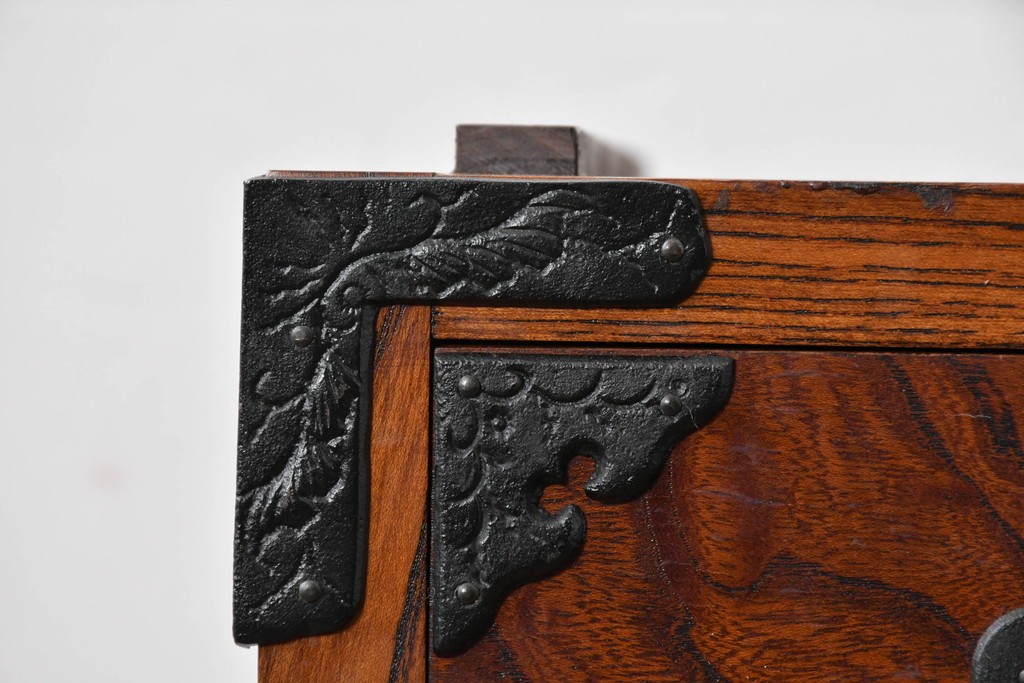 《天板取り付け加工費込み》　中古　岩谷堂箪笥　重厚な金具が目を引く水屋箪笥サイドボード　(R-085592)