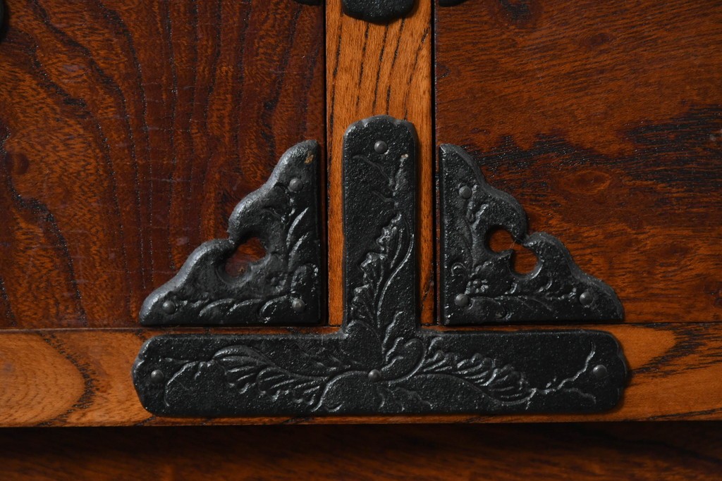 《天板取り付け加工費込み》　中古　岩谷堂箪笥　重厚な金具が目を引く水屋箪笥サイドボード　(R-085592)