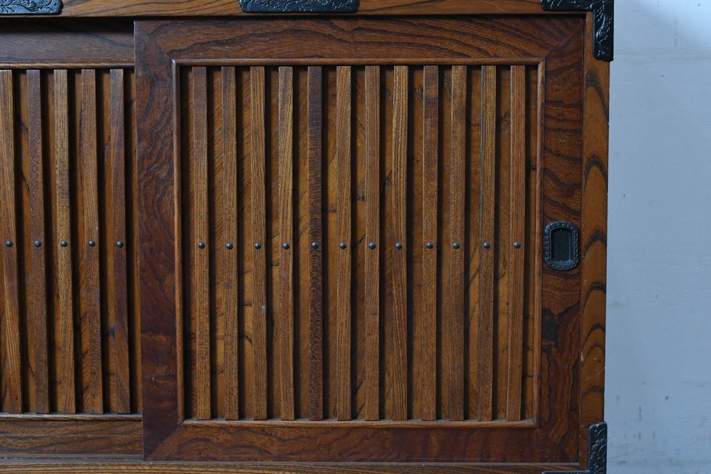 《天板取り付け加工費込み》　中古　岩谷堂箪笥　重厚な金具が目を引く水屋箪笥サイドボード　(R-085592)