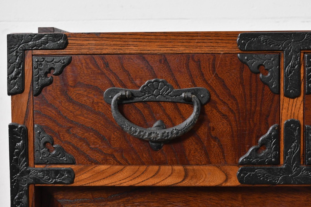 《天板取り付け加工費込み》　中古　岩谷堂箪笥　重厚な金具が目を引く水屋箪笥サイドボード　(R-085592)