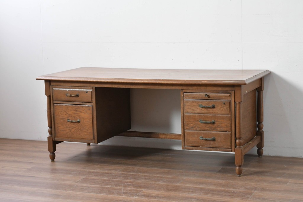 和製ヴィンテージ　神戸洋家具　ナラ材　大正ロマンデザインの両袖机　(R-085593)