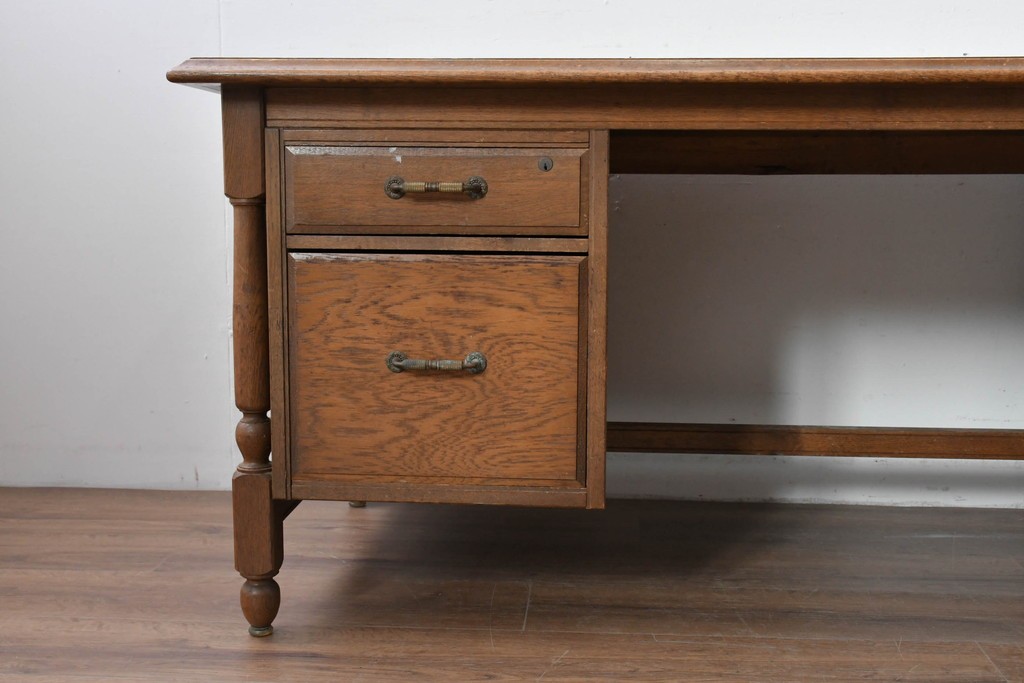 和製ヴィンテージ　神戸洋家具　ナラ材　大正ロマンデザインの両袖机　(R-085593)