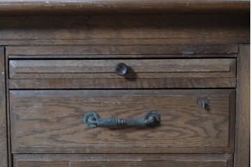 和製ヴィンテージ　神戸洋家具　ナラ材　大正ロマンデザインの両袖机　(R-085593)