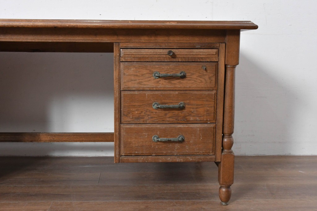 和製ヴィンテージ　神戸洋家具　ナラ材　大正ロマンデザインの両袖机　(R-085593)