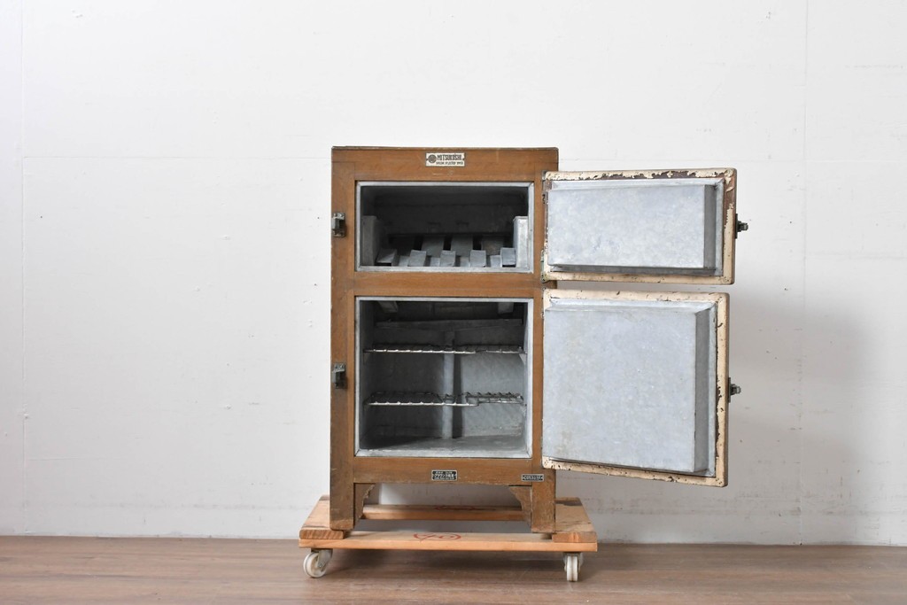 和製ヴィンテージ　美品　三越デパート取り扱い　ナラ材　レトロな佇まいが魅力の木製冷蔵庫　(R-085595)