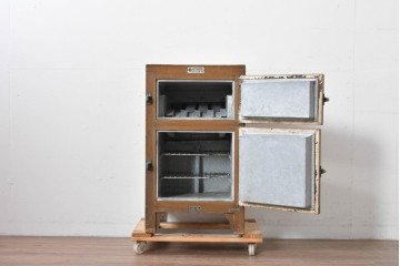 和製ヴィンテージ　美品　三越デパート取り扱い　ナラ材　レトロな佇まいが魅力の木製冷蔵庫　(R-085595)