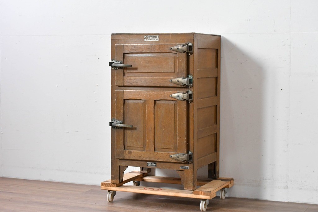 和製ヴィンテージ　美品　三越デパート取り扱い　ナラ材　レトロな佇まいが魅力の木製冷蔵庫　(R-085595)