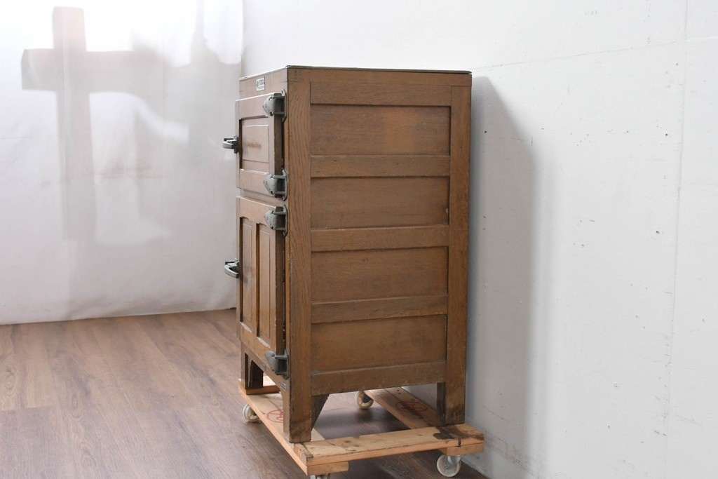 和製ヴィンテージ　美品　三越デパート取り扱い　ナラ材　レトロな佇まいが魅力の木製冷蔵庫　(R-085595)