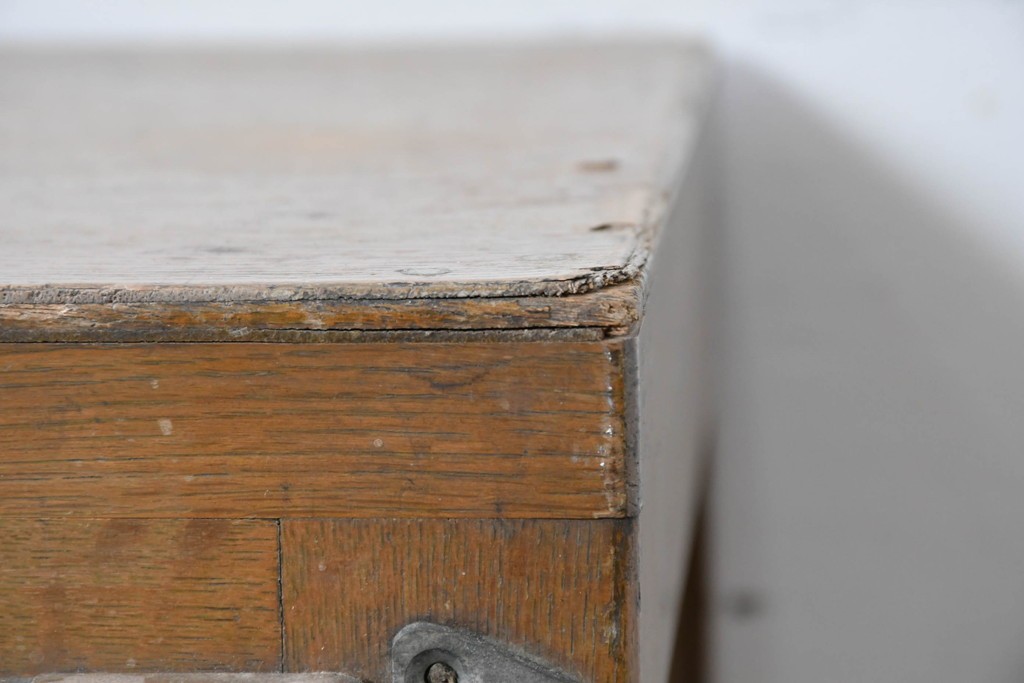 和製ヴィンテージ　美品　三越デパート取り扱い　ナラ材　レトロな佇まいが魅力の木製冷蔵庫　(R-085595)