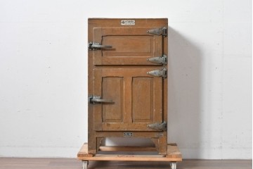 和製ヴィンテージ　美品　三越デパート取り扱い　ナラ材　レトロな佇まいが魅力の木製冷蔵庫　(R-085595)