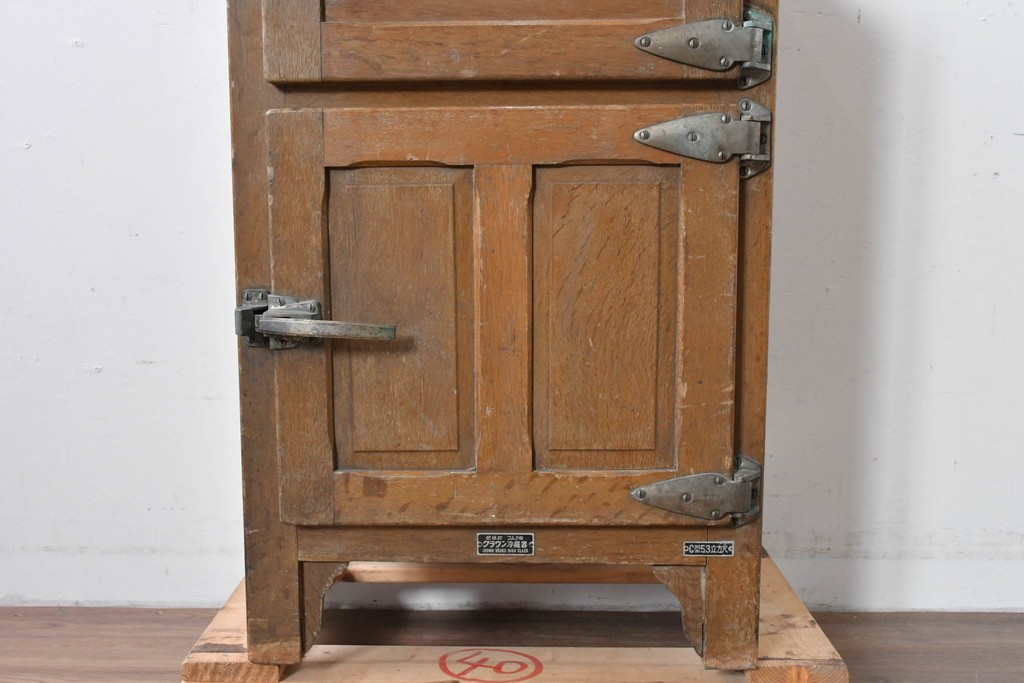 和製ヴィンテージ　美品　三越デパート取り扱い　ナラ材　レトロな佇まいが魅力の木製冷蔵庫　(R-085595)