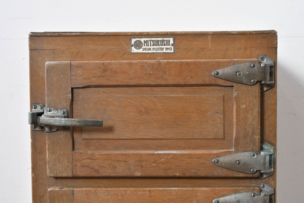 和製ヴィンテージ　美品　三越デパート取り扱い　ナラ材　レトロな佇まいが魅力の木製冷蔵庫　(R-085595)