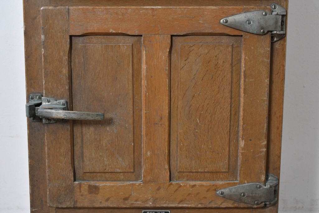 和製ヴィンテージ　美品　三越デパート取り扱い　ナラ材　レトロな佇まいが魅力の木製冷蔵庫　(R-085595)