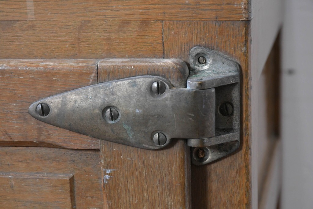 和製ヴィンテージ　美品　三越デパート取り扱い　ナラ材　レトロな佇まいが魅力の木製冷蔵庫　(R-085595)