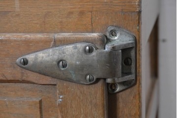 和製ヴィンテージ　美品　三越デパート取り扱い　ナラ材　レトロな佇まいが魅力の木製冷蔵庫　(R-085595)