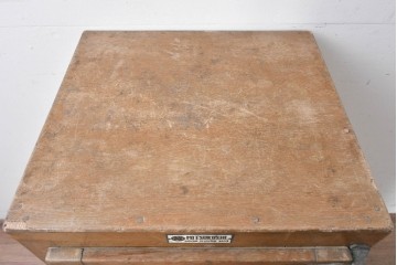 和製ヴィンテージ　美品　三越デパート取り扱い　ナラ材　レトロな佇まいが魅力の木製冷蔵庫　(R-085595)