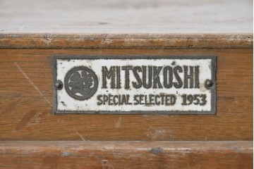 和製ヴィンテージ　美品　三越デパート取り扱い　ナラ材　レトロな佇まいが魅力の木製冷蔵庫　(R-085595)