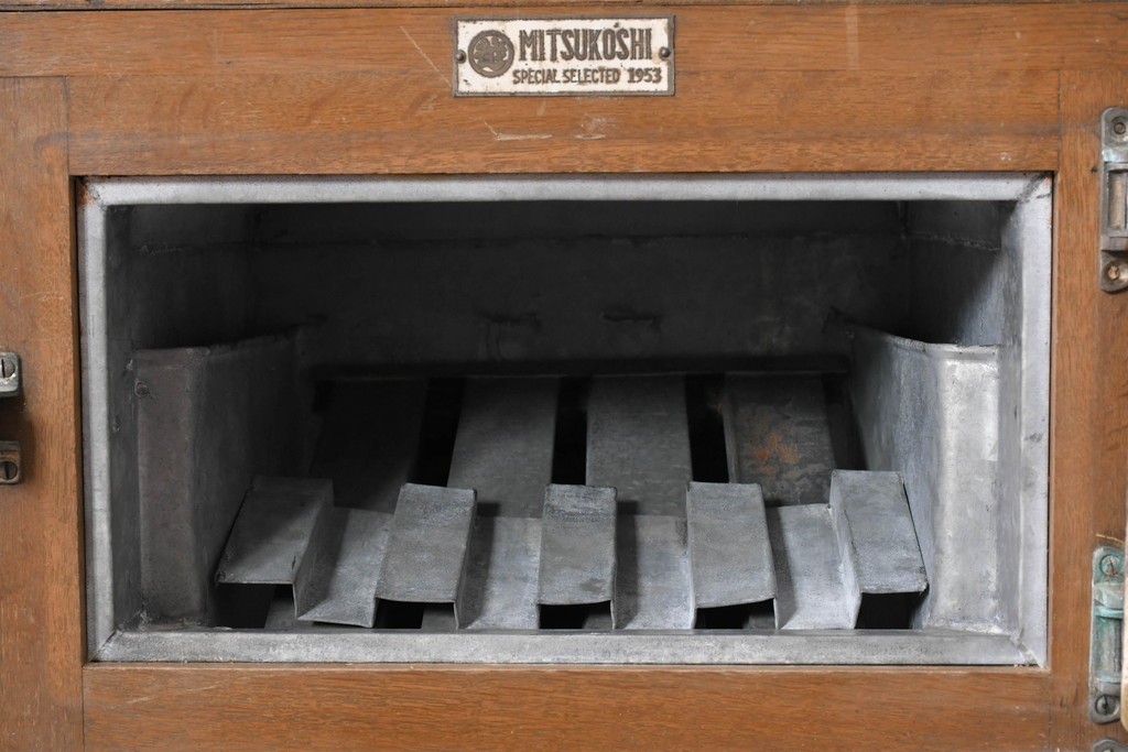 和製ヴィンテージ　美品　三越デパート取り扱い　ナラ材　レトロな佇まいが魅力の木製冷蔵庫　(R-085595)