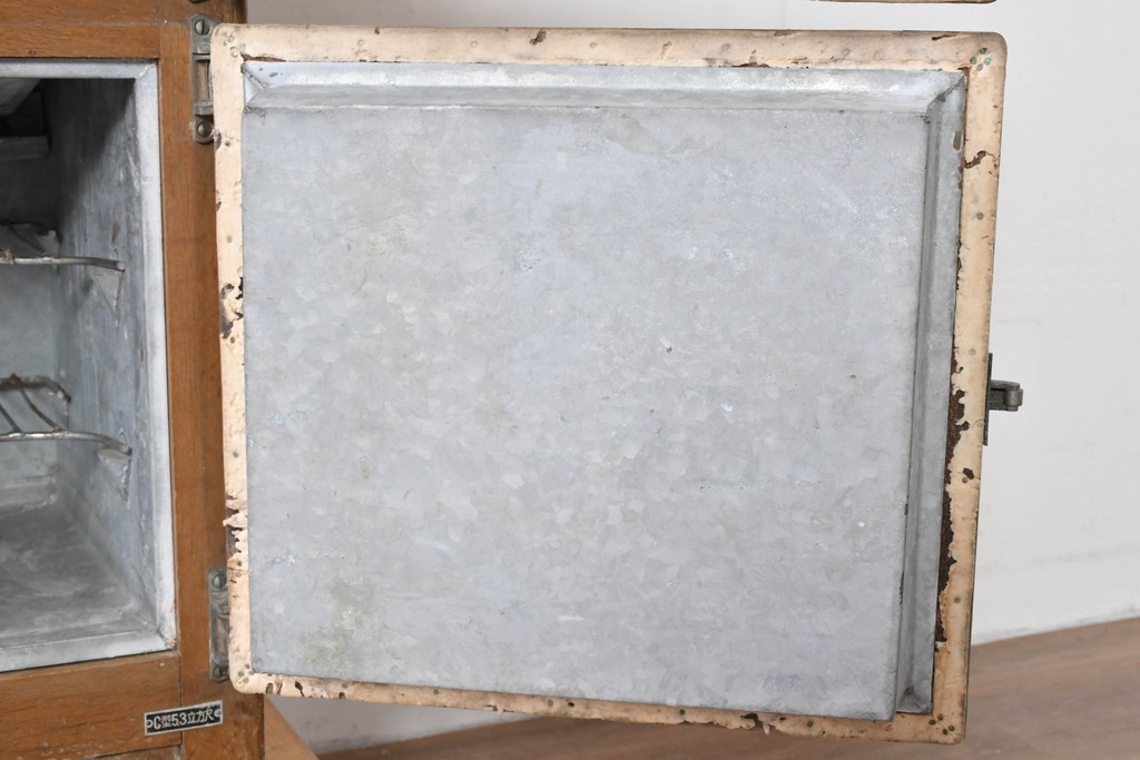 和製ヴィンテージ　美品　三越デパート取り扱い　ナラ材　レトロな佇まいが魅力の木製冷蔵庫　(R-085595)