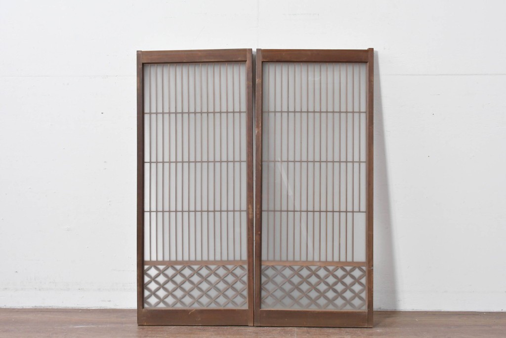 ヴィンテージ建具　昭和中期　縦格子と菱組子が調和したガラス格子の書院戸2枚セット　(R-085599)