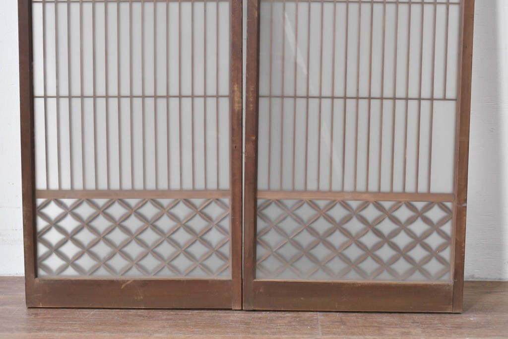 ヴィンテージ建具　昭和中期　縦格子と菱組子が調和したガラス格子の書院戸2枚セット　(R-085599)