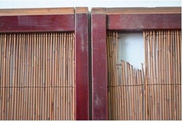 アンティーク建具　漆塗り框　黒柿透かし彫り入りの高級な夏戸2枚セット　(R-085600)